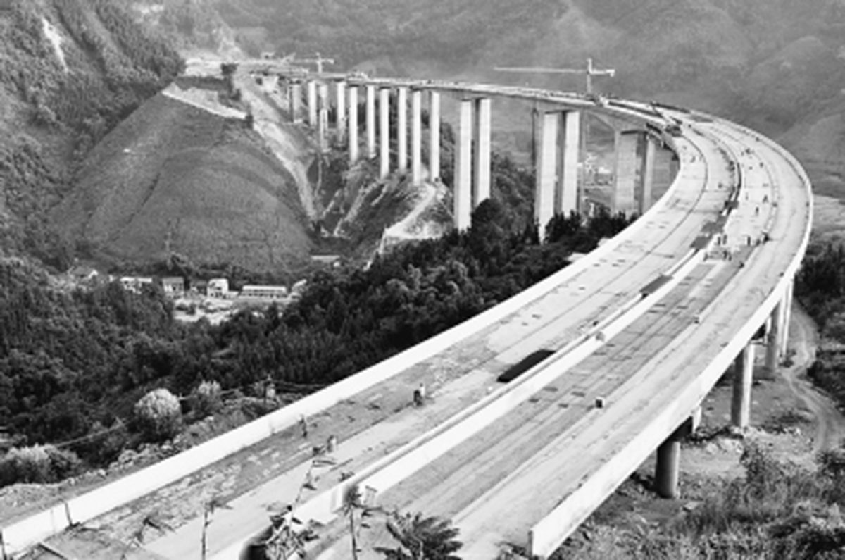 　　俯瞰建設(shè)中的拉會高架大橋，“C”字形蔚為壯觀。.jpg